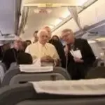 papst im flugzeug