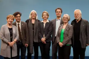 Die Mitglieder der „Aufarbeitungskommission Kindesmissbrauch“, v.l.n.r.: Dr. Christine Bergmann, Prof. Dr. Jens Brachmann, Brigitte Tilmann, Prof. Dr. Sabine Andresen (Vorsitzende der Kommission), Prof. Dr. Peer Briken, Prof. Dr. Barbara Kavemann, Prof. Dr. Heiner Keupp ©Christine Fenzl