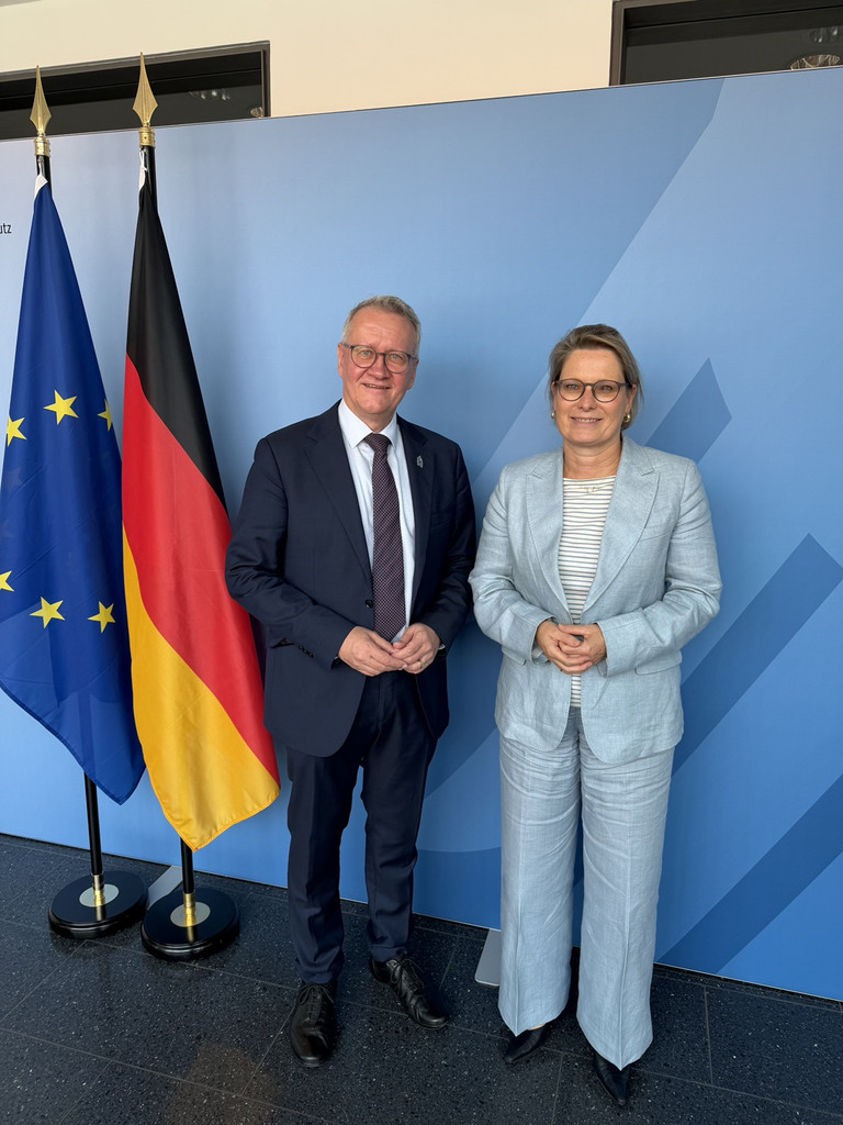 Matthias Katsch (Eckiger Tisch) und Justizministerin Stefanie Hubig