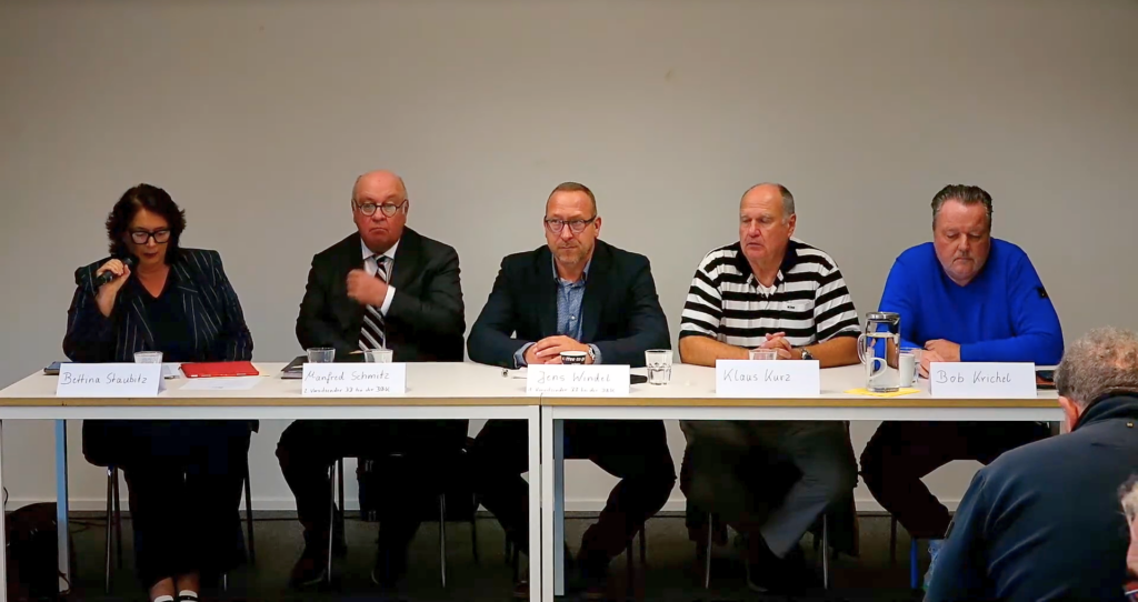 Mitglieder des Betroffenenbeirats auf der Pressekonferenz in Köln